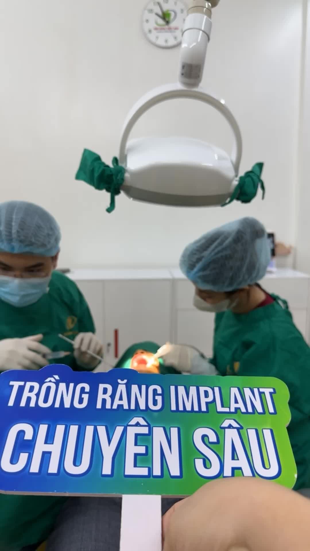 Ca trồng chân răng nhân tạo khôi phục lại vị trí mất răng cho chị khách hàng tại Nha khoa Thuỳ Anh