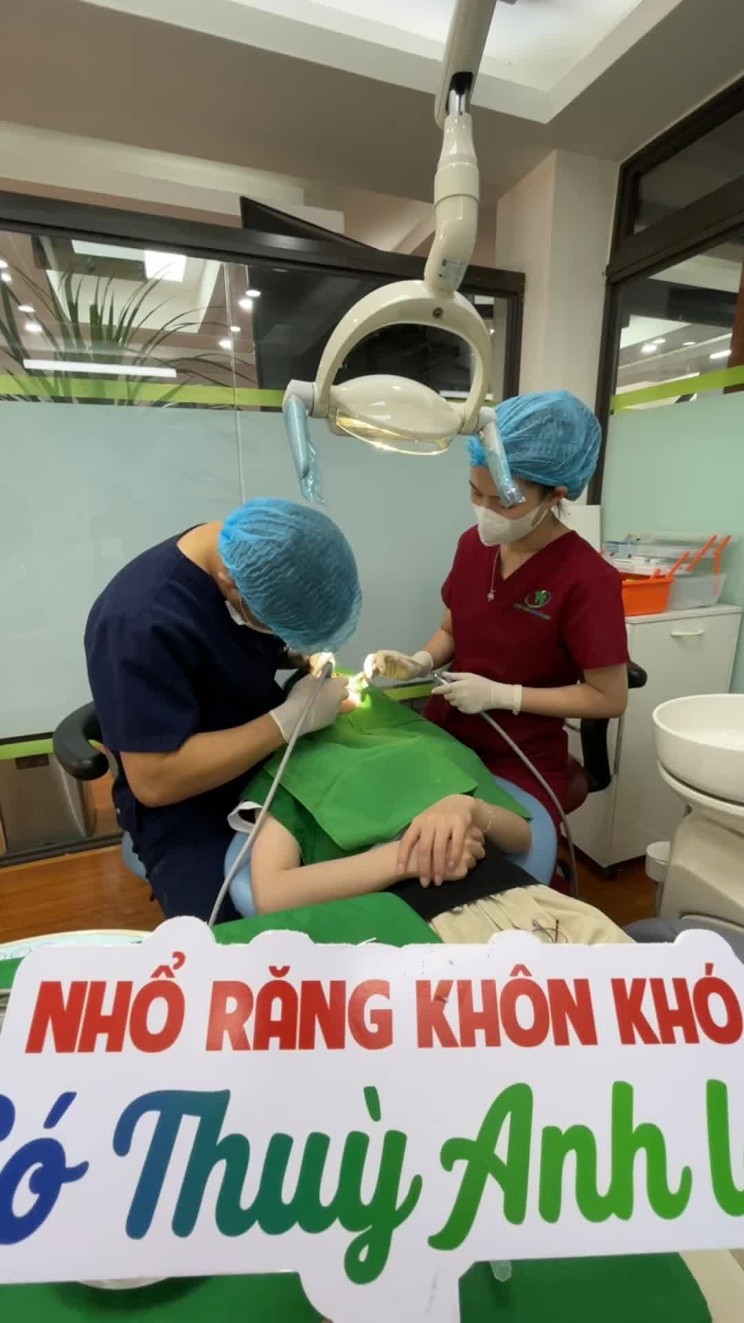 Cận cảnh ca nhổ răng khôn 18 và 48 giắt thức ăn, hôi miệng cho khách hàng tại nha khoa Thuỳ Anh.