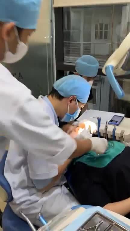 Tái khám và kiểm tra mắc cài cho bạn khách hàng sinh năm 2k3 gặp tình trạng tuột chun