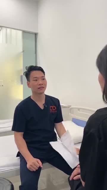 BÁC SĨ ĐỨC TÁI KHÁM CHO KHÁCH HÀNG SAU KHI NÂNG NGỰC