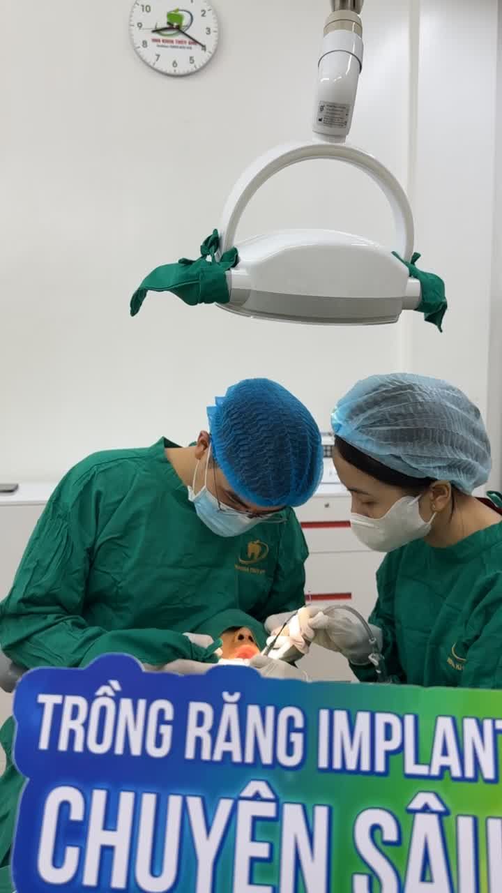 Cận cảnh quá trình trồng răng implant khôi phục vị trí mất răng 41 hàm dưới cho bác Hồi tại Nha khoa Thùy Anh.