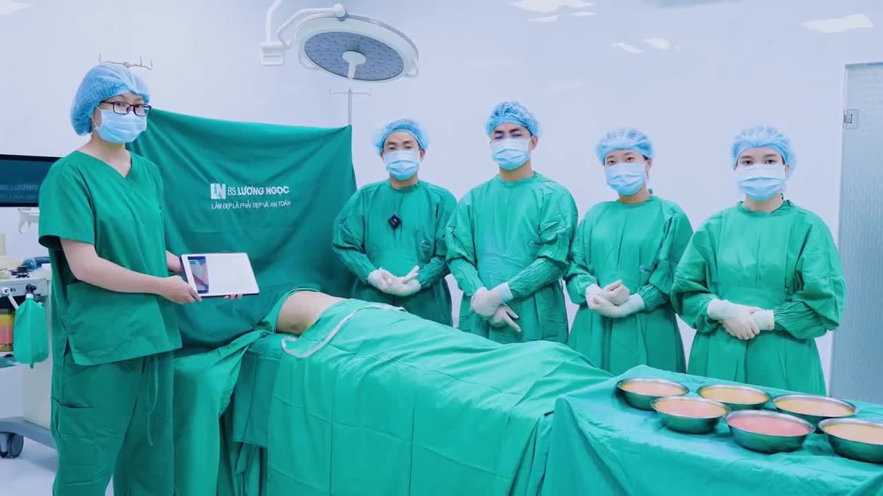Chị khách hàng hôm nay đến từ Hoa Kỳ, chị đã theo dõi bác sĩ lâu lắm rồi.