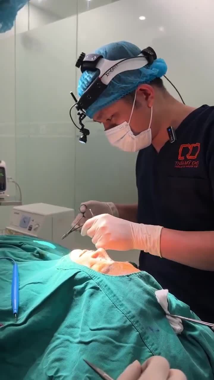 BÁC SĨ ĐIỀN ĐANG THỰC HIỆN 1 CA TIỂU PHẪU NÂNG MŨI SIÊU TỰ NHIÊN CHO KHÁCH HÀNG