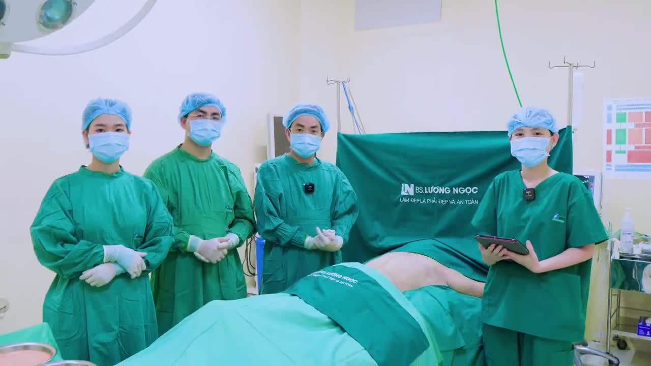 Chị Y, một khách hàng đã từng trải qua ca phẫu thuật hút mỡ bụng cắt da và dời rốn tại một cơ sở khác, rất tiếc khi thấy kết quả không như mong đợi.