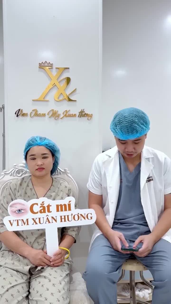 Trường hợp mắt như thế nào nên cắt mí trên kết hợp mở góc mắt? Bác sĩ CKI Nguyễn Đình Quang sẽ giải thích qua livestream với khách hàng vừa thực hiện xong ngày hôm nay