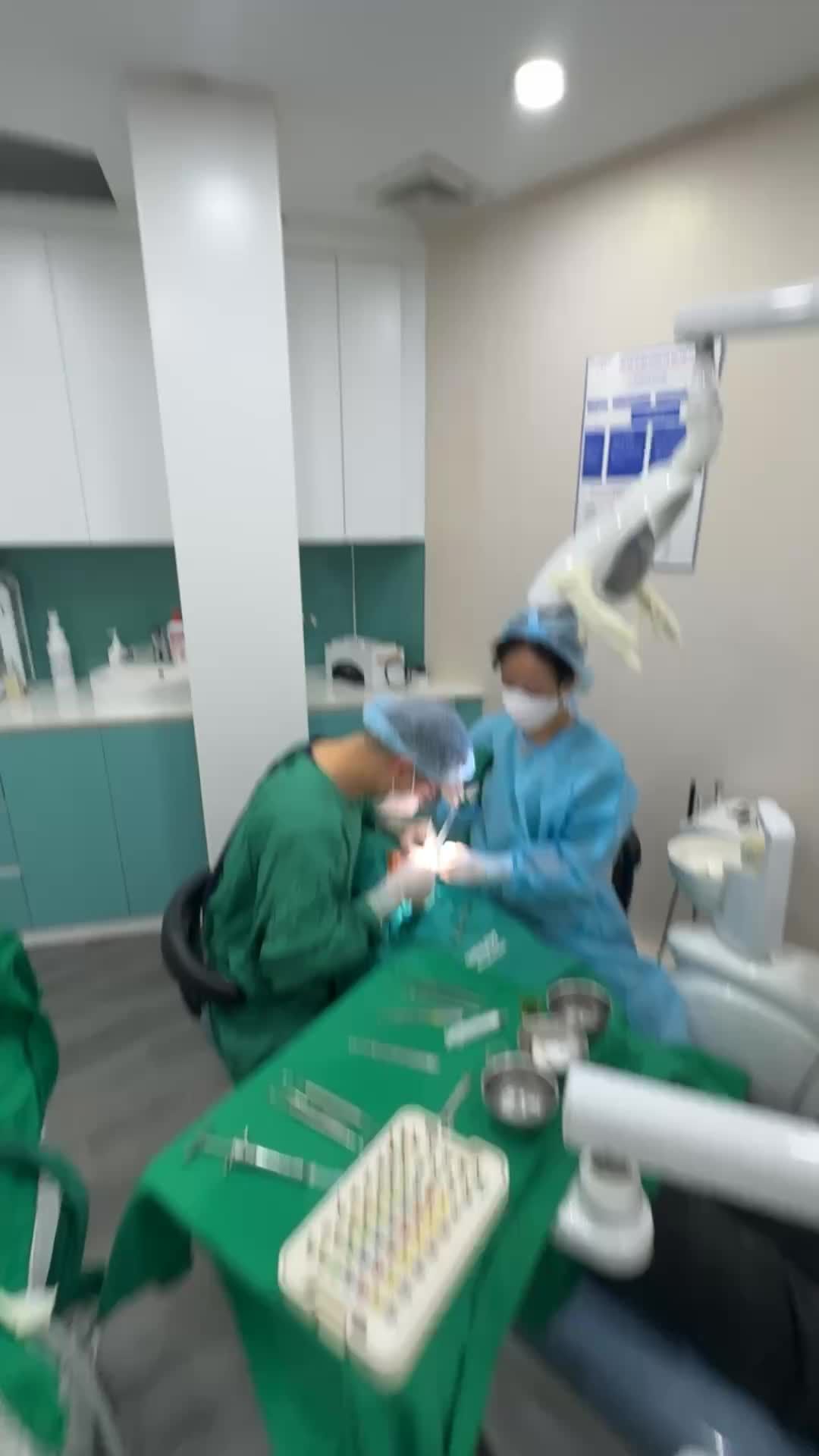 Thực hiện  ca cấy implant