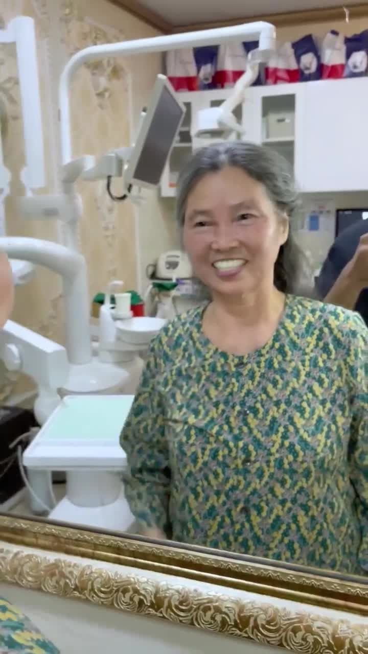 Khách hàng xúc động khi trồng răng Implant thành công. "Cuối cùng cô cũng có răng sau hơn 20 năm mất răng"