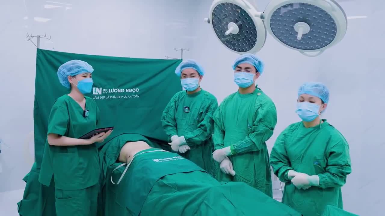 Sáng nay, chị khách cùng anh chồng ghé đến Ekip Bác sĩ Lương Ngọc để tìm lại vòng eo thon gọn sau 3 lần sinh nở.