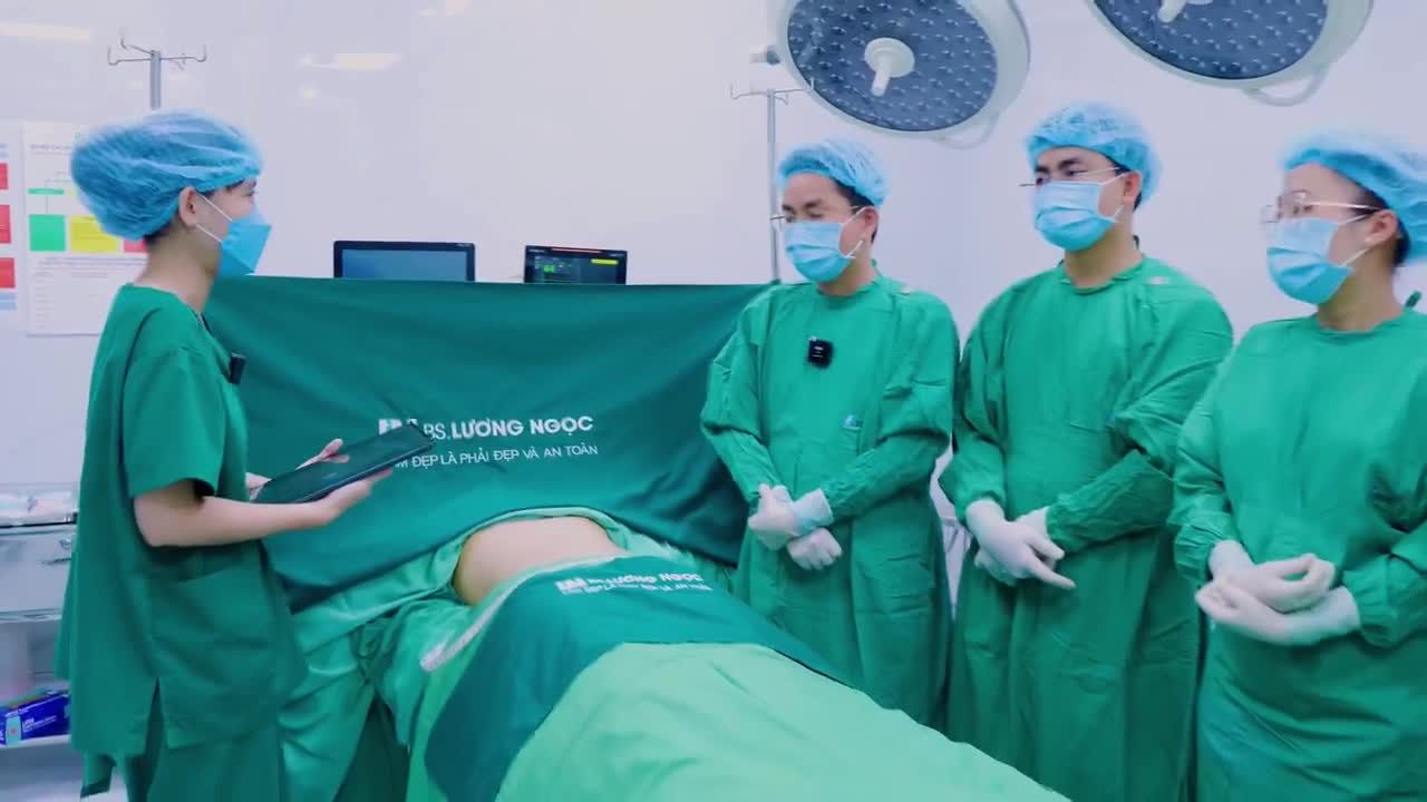 Ca hút mỡ siết eo hôm nay là một trường hợp khá đặc biệt. Bụng của bạn khách bị chảy xệ, chùng nhão, kèm theo đó là cấu trúc da cơ bị đứt gãy do những lần sinh nở và tăng cân.
