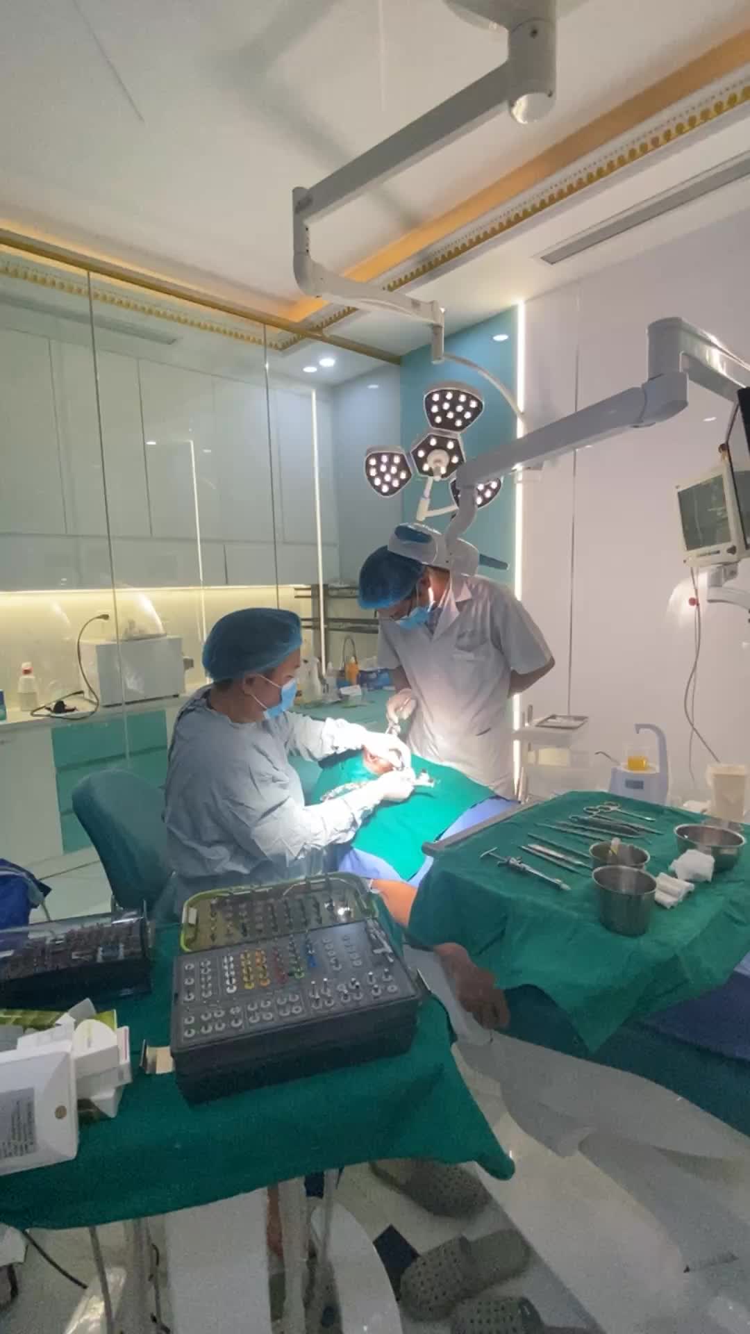 Trồng răng implant tại nha khoa Smile One