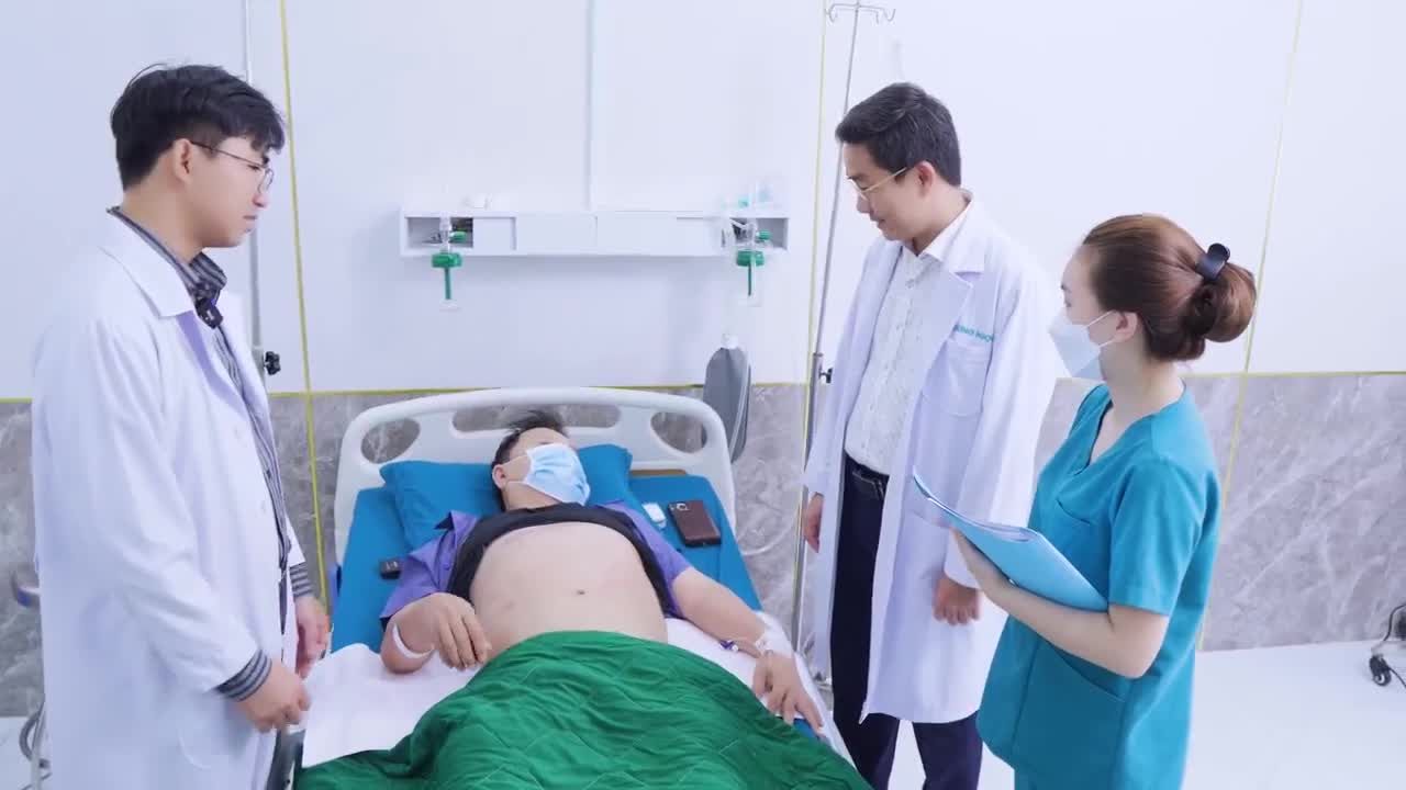 Ca "hút mỡ bụng" cho anh khách U70 được Ekip thực hiện trong chiều hôm qua đã diễn ra vô cùng suôn sẻ.