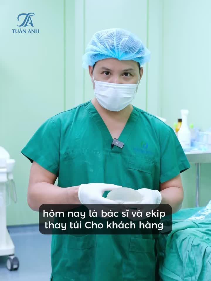 Mời cả cùng lắng nghe những phân tích của bác sĩ Tuấn Anh về trường hợp khách hàng nâng ngực sau 20 năm !