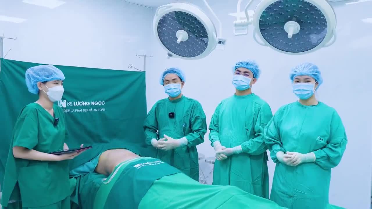 Chị L là một người phụ nữ đã trải qua hai lần sinh nở, nhưng sau lần sinh bé thứ hai, chị bắt đầu thấy tự ti khi nhìn vào cơ thể mình.