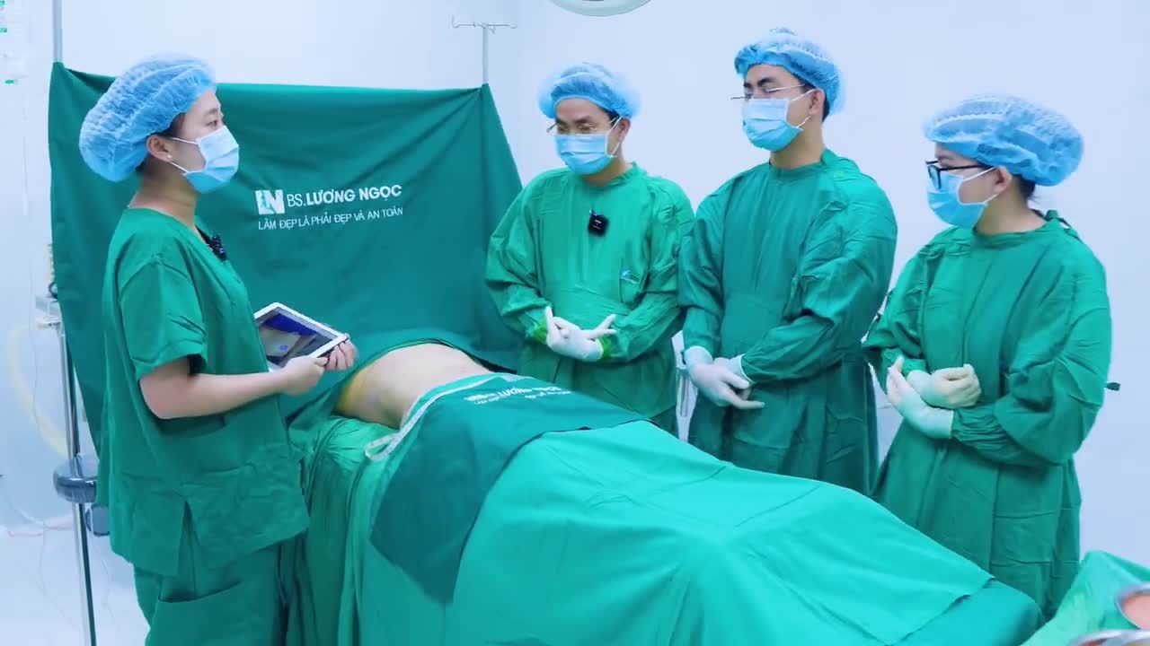 Hôm nay, ekip bác sĩ Lương Ngọc chào đón chị khách hàng, đã từng trải qua một lần hút mỡ ở nơi khác nhưng vẫn chưa đạt được kết quả mong muốn.