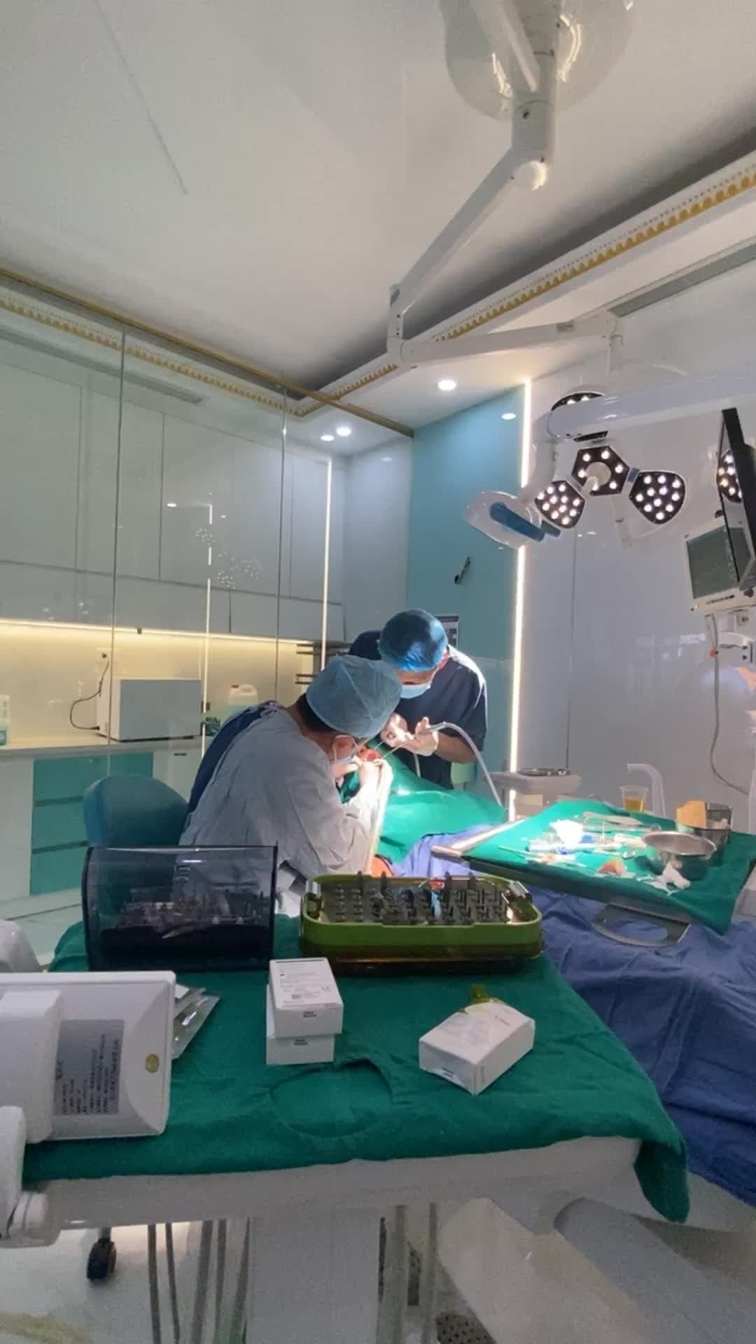 Trồng răng implant cho khách hàng Đỗ Viết Thịnh 66 tuổi