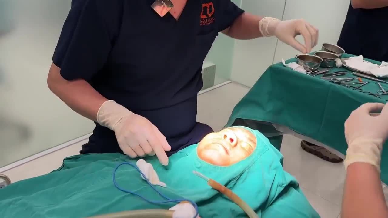 BÁC SĨ PHÂN TÍCH TÌNH TRẠNG MŨI TRƯỚC CỦA BẠN KHÁCH HÀNG