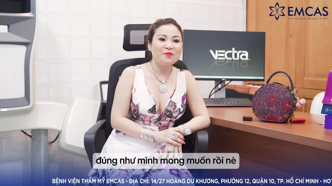 "Ông xã chị thích lắm, ổng khen đẹp, bạn bè chị ai cũng khen" - chị Thoa chia sẻ