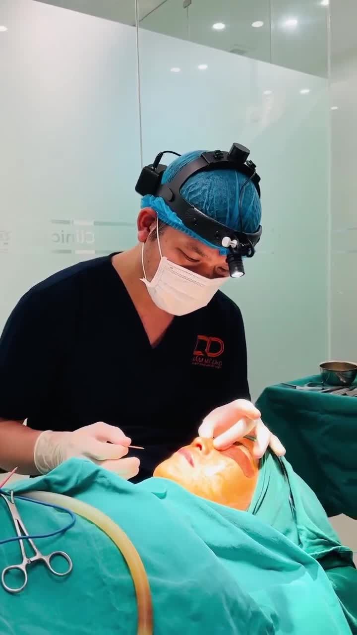 BÁC SĨ PHÂN TÍCH TÌNH TRẠNG MŨI TRƯỚC PHẪU THUẬT CỦA KHÁCH HÀNG