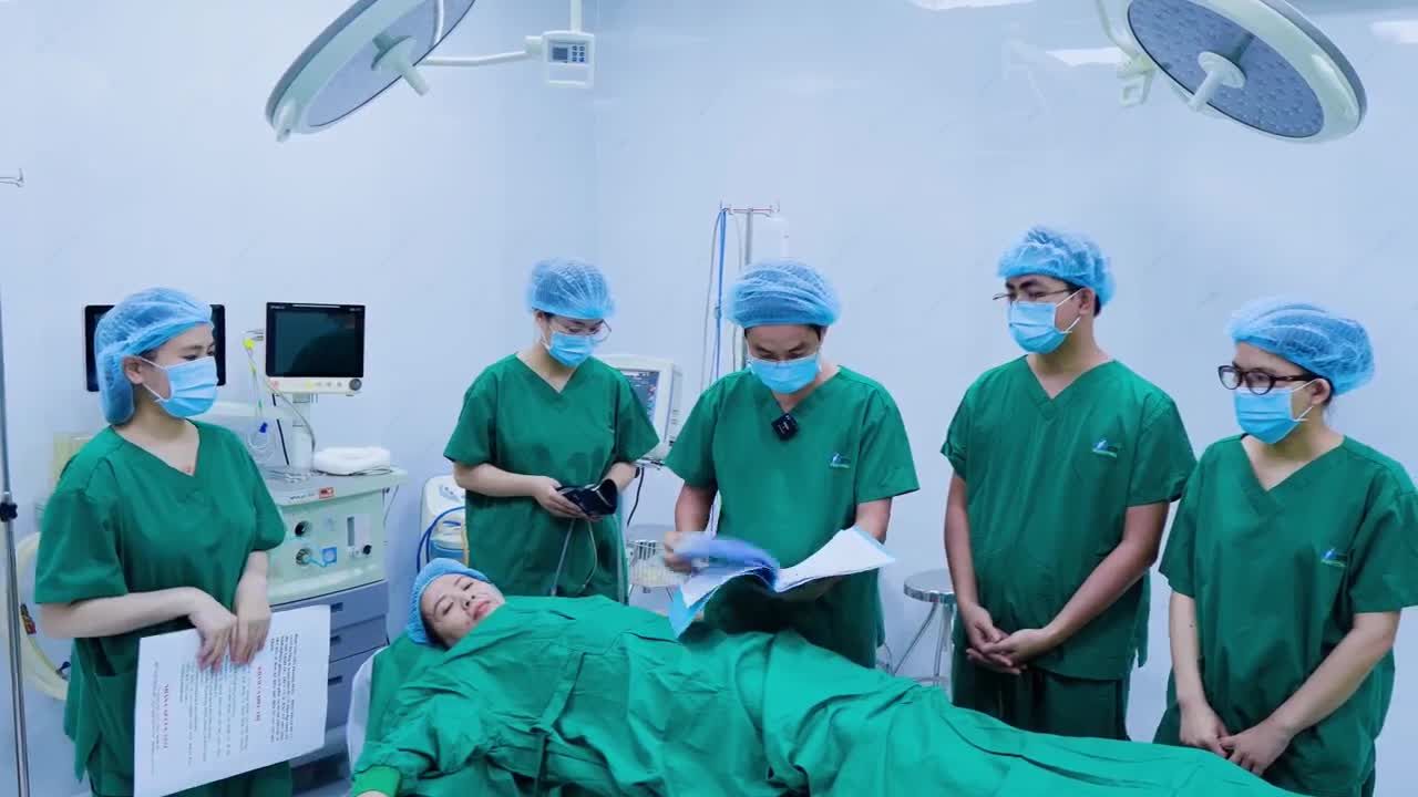 Đột nhập vào phòng phẫu thuật cùng chị khách và Ekip Bác sĩ Lương Ngọc, để theo dõi những hình ảnh chân thật nhất trước khi bắt đầu ca “hút mỡ bụng”.