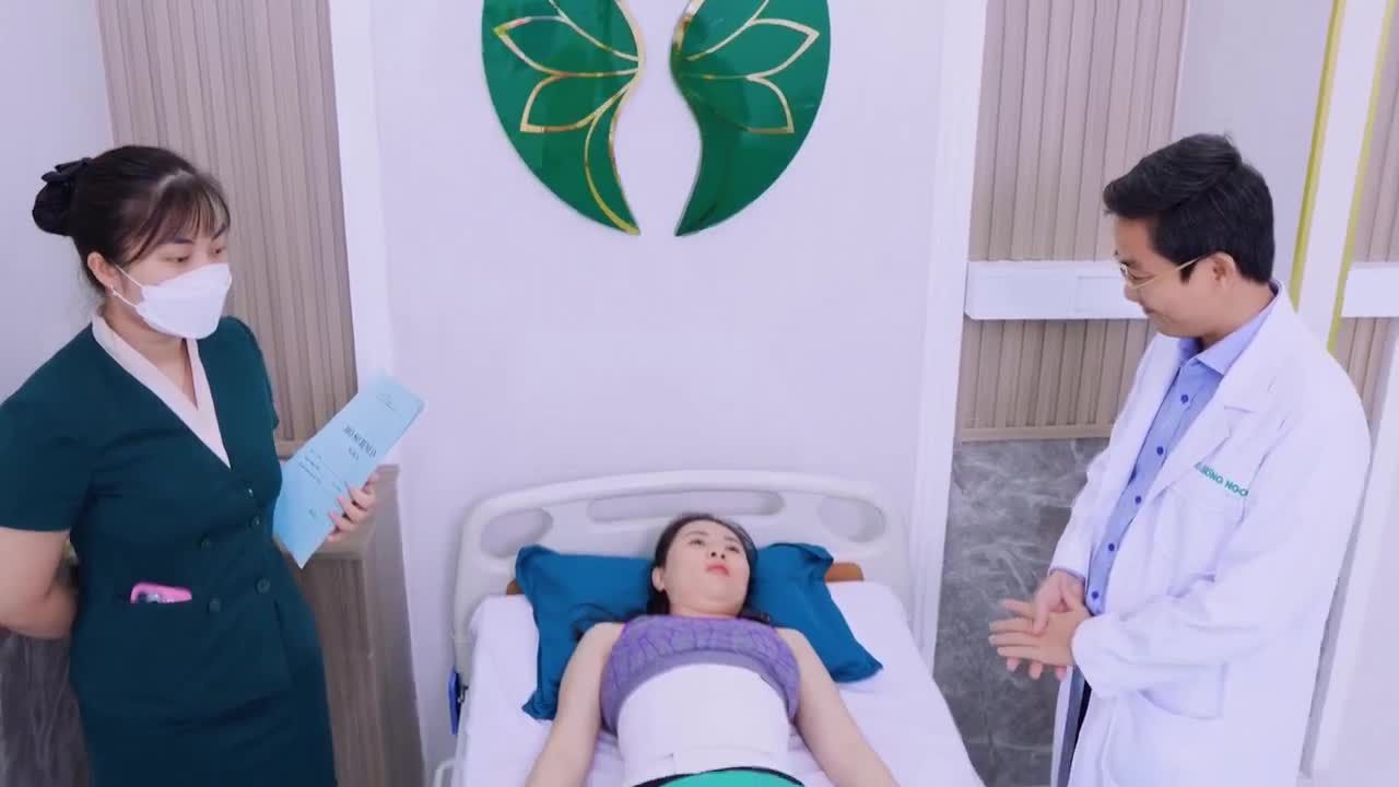 Chiều hôm qua, Ekip đã hoàn thành nhiệm vụ lấy sạch mỡ thừa, đồng thời siết lại vòng eo thon gọn cho bạn khách đã sinh 2 con.