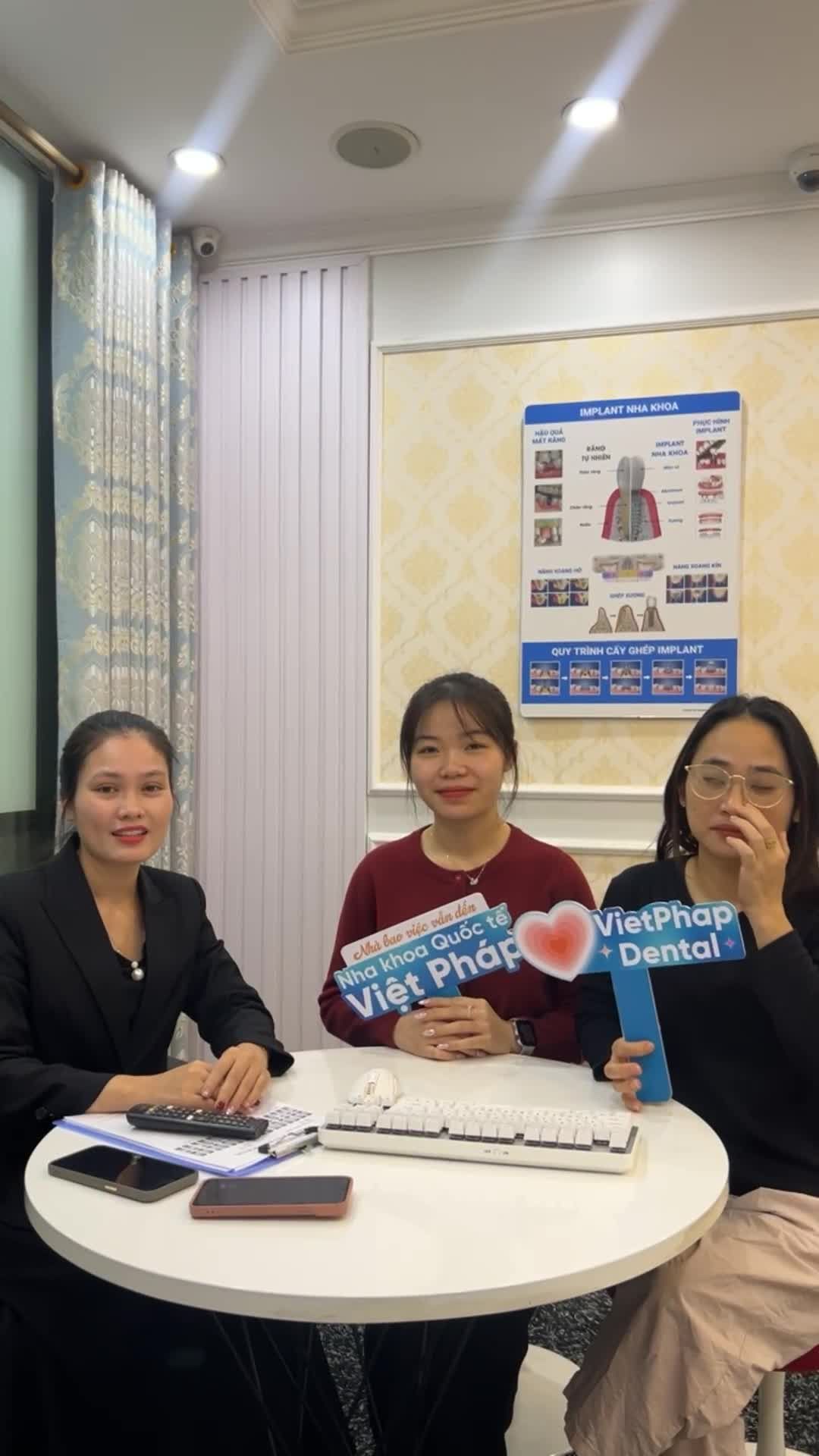 Khách hàng sau khi tẩy trắng răng tại Nha khoa Quốc Tế Việt Pháp