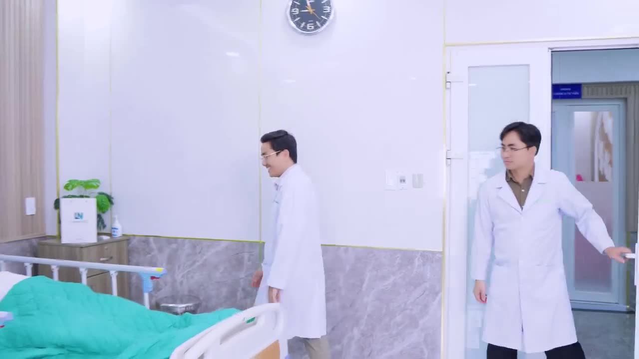 Combo “hút mỡ siết eo” và “cấy mỡ mông” đã biến một chiếc bụng dày mỡ thừa và một vòng 3 phẳng lép thành một body căng đét, với đường cong chữ S hoàn hảo.