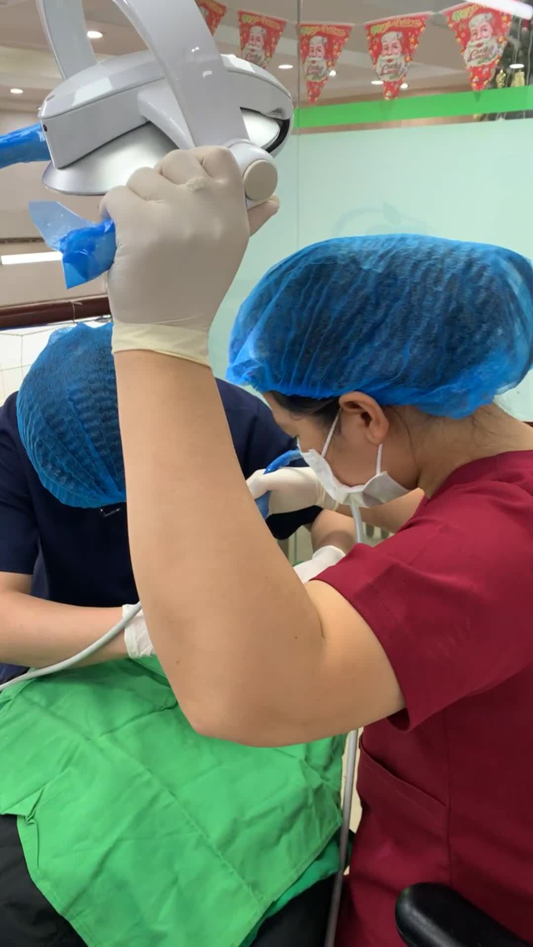 Nhổ răng khôn 18 mọc lệch má, 28 mọc kẹt gây đau cho anh Hải.