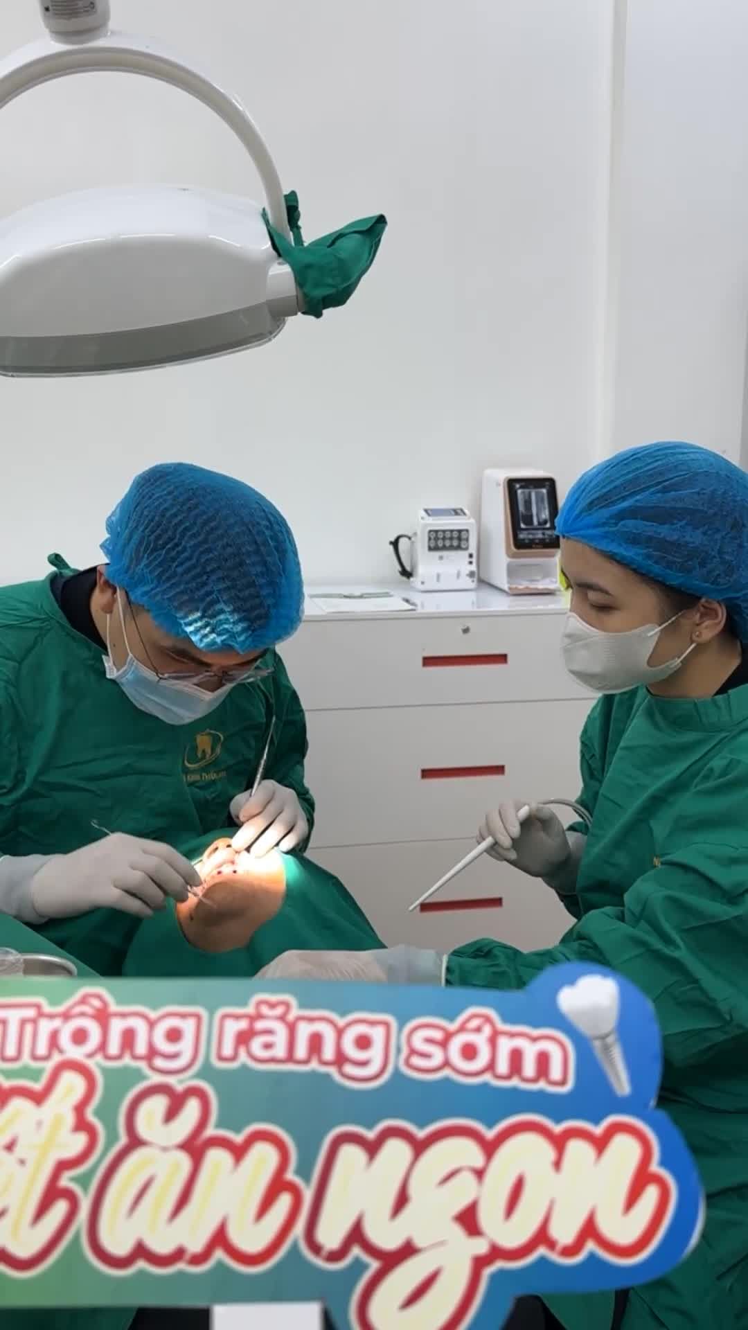 Ca cấy ghép chân răng nhân tạo Implant để khôi phục lại vị trí mất răng cửa  đã làm cầu răng và bị hỏng sau nhiều năm sử dụng cho bác Hòa tại cơ sở TP Thái Nguyên