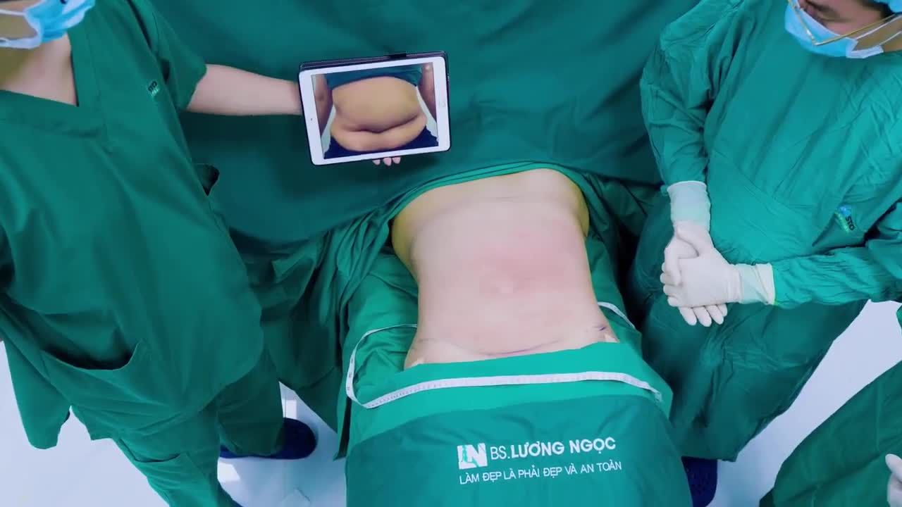 Trong quá trình hóa lỏng và dẫn đưa mỡ thừa ra ngoài. Ekip bất ngờ phát hiện vô số hạt “ngọc trai” lẫn trong mỡ của khách hàng