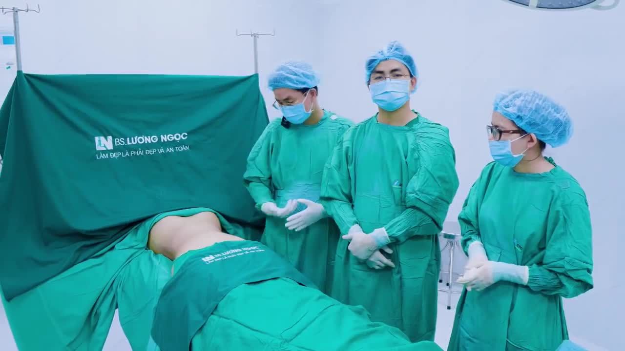 Trăm nghe không bằng một thấy – cận cảnh chiếc body “đồng hồ cát” sau khi vừa thực hiện “hút mỡ siết eo”.