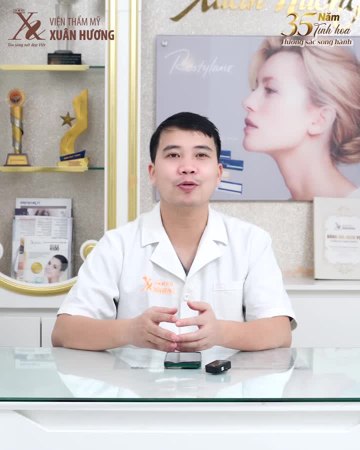 Nâng cung mày là thủ thuật tái tạo đường nét cho khuôn mặt bằng cách đưa vùng chân mày cao lên, loại bỏ các nếp nhăn vùng trán, khóe mắt, giúp bạn trở nên trẻ trung và tươi tắn