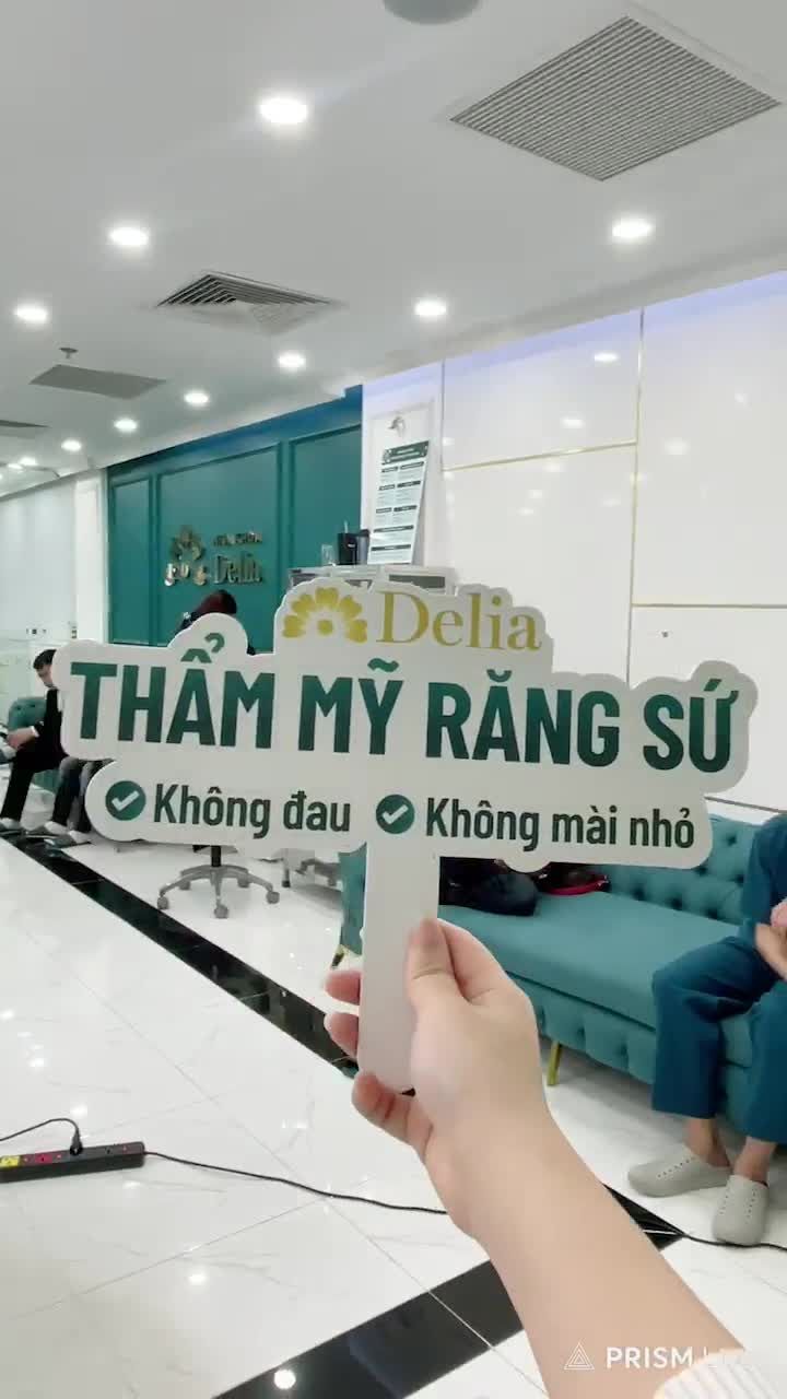 Thứ Bảy rộn ràng khách ghé qua,   Delia nhộn nhịp, chẳng ngơi ta.   Răng sứ đẹp xinh, lòng thêm rạng,   Nụ cười rực rỡ, sáng muôn nhà!