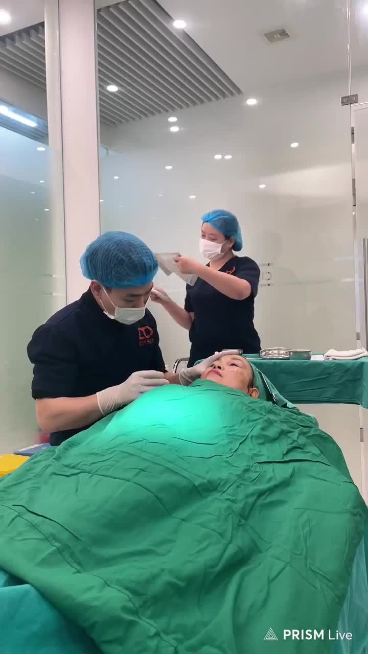 Chị khách hàng thực hiện căng da mặt bằng chỉ. Bác sĩ Lê Hữu Điền thăm khám và trực tiếp thực hiện DV