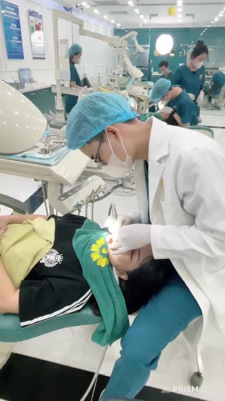 Sáng thứ 7, Nha khoa Delia "đông nghẹt" khách hàng làm răng sứ!