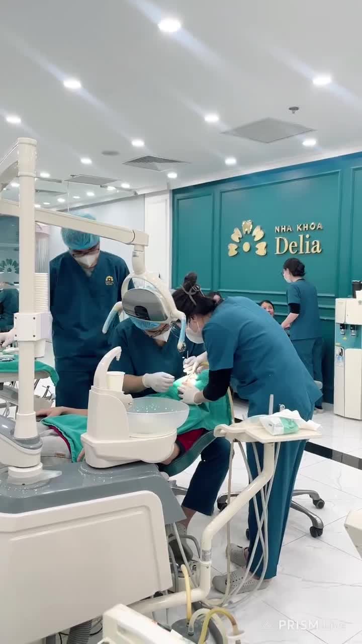Từ khách làm răng sứ, trồng răng implant đến điều trị tổng quát, đội ngũ bác sĩ không lúc nào ngơi tay!