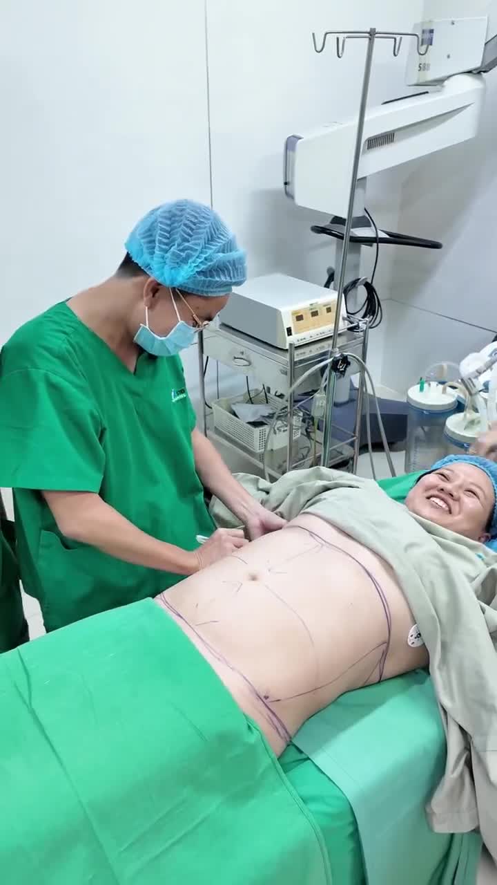 Chấp nhận sống chung với vòng 2 khủng đã hơn 10 năm, vì chị Bình không muốn phẫu thuật hút mỡ có cắt da đau đớn và cũng như chưa tìm được bác sĩ uy tín.