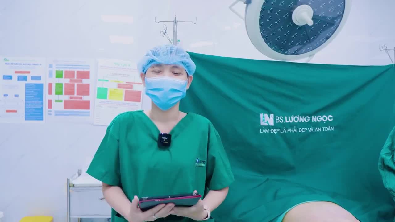 “Trước đây chị chụp hình mất rất nhiều thời gian chỉnh sửa, kéo cho gương mặt tròn đầy hơn, trẻ hơn. Giờ mình cấy mỡ rồi thì từ nay về sau không cần chỉnh sửa gì nữa” - Chị Trúc chia sẻ.