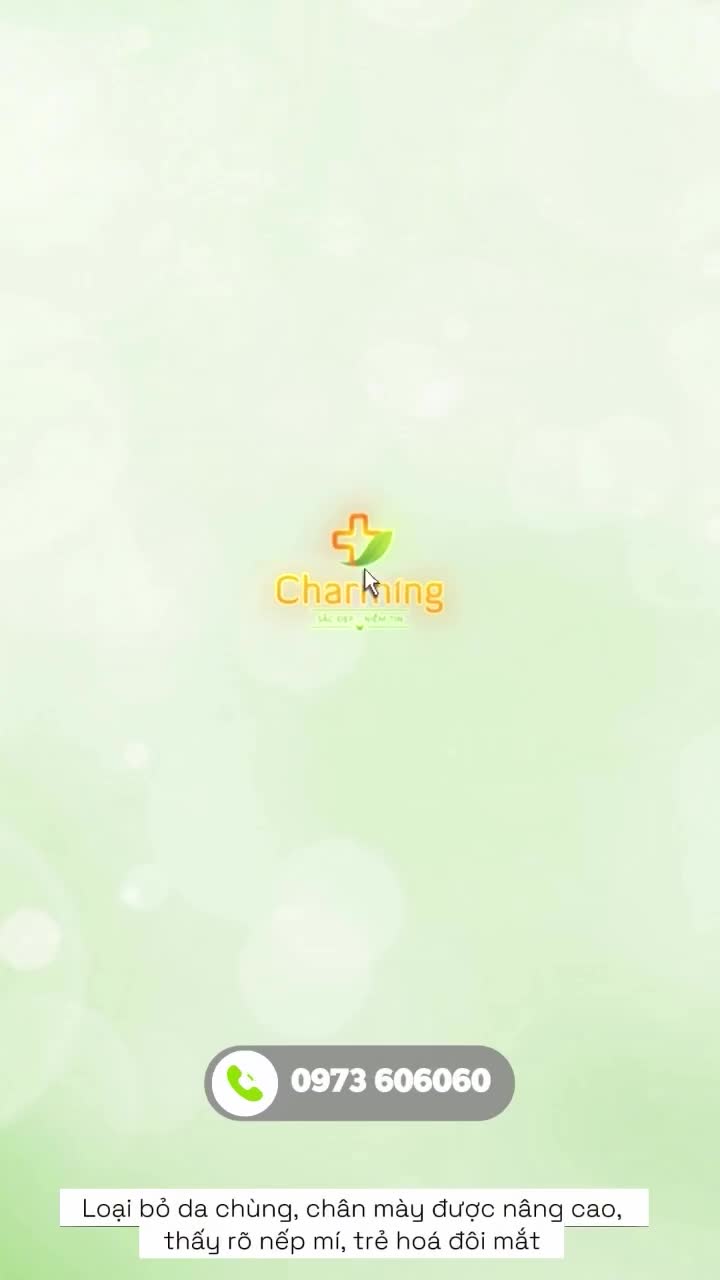 Trước khi thực hiện treo cung mày, mí mắt cô có dấu hiệu sụp nhẹ, khiến ánh nhìn có phần mệt mỏi và thiếu sức sống. Gương mặt vẫn giữ nét phúc hậu, nhưng đôi mắt lại không còn linh hoạt như trước.