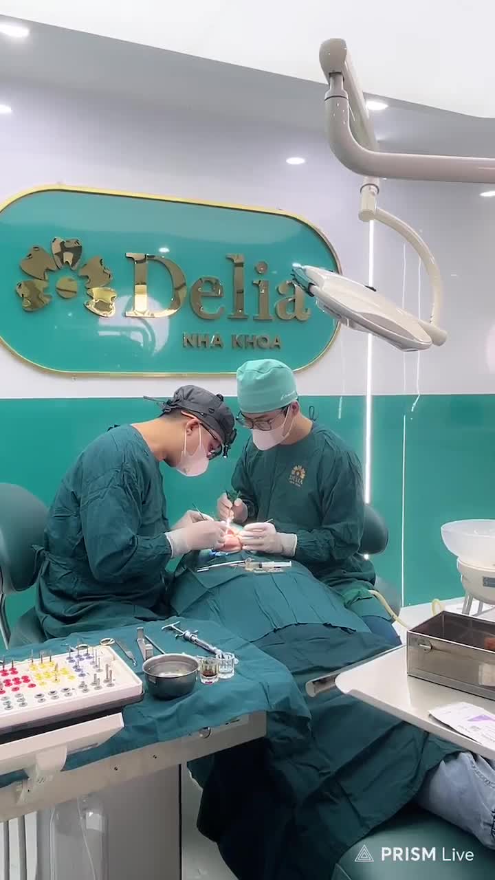 BÁC SĨ NGUYỄN XUÂN VIỆT ĐANG CẤY GHÉP IMPLANT VỊ TRÍ RĂNG 45