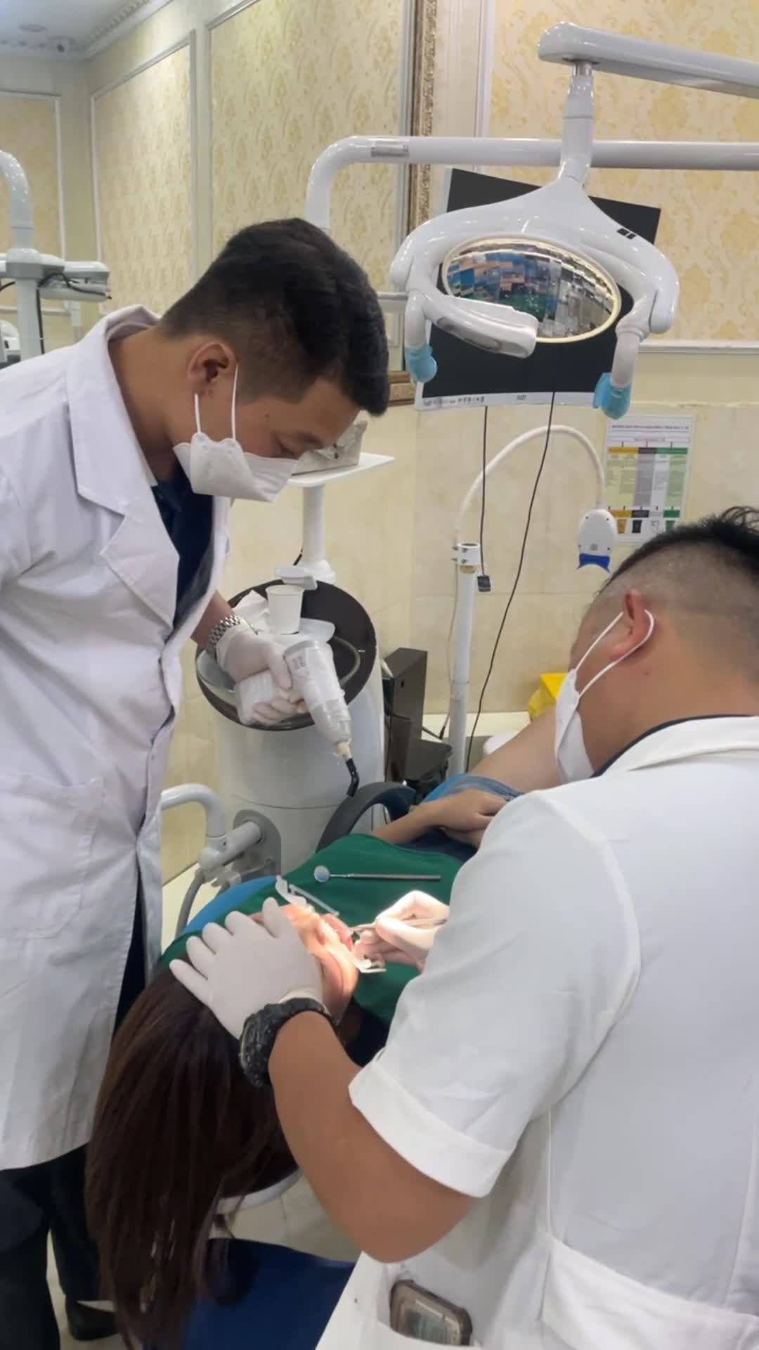 TS.BS Trịnh Đức Mậu thực hiện ca gắn mắc cài tại cơ sở 84A Hai Bà Trưng- Nha Khoa Quốc Tế Việt Đức