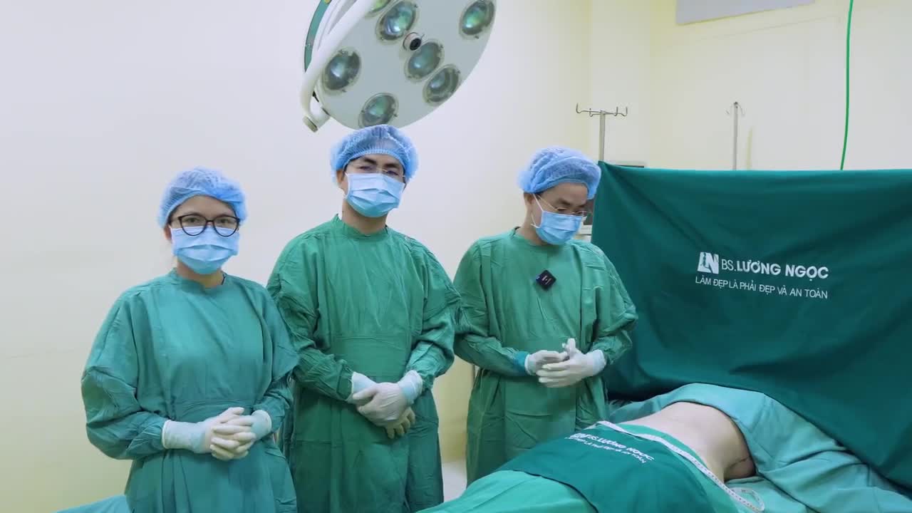 Ekip vừa giúp bạn khách trẻ 9X hút sạch mỡ thừa ở vùng bụng, chỉ với 3 nốt nội soi vi điểm.