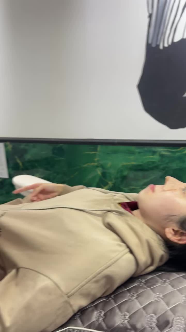 Hai chị em sinh đôi đến cắt chỉ tại Viện!!