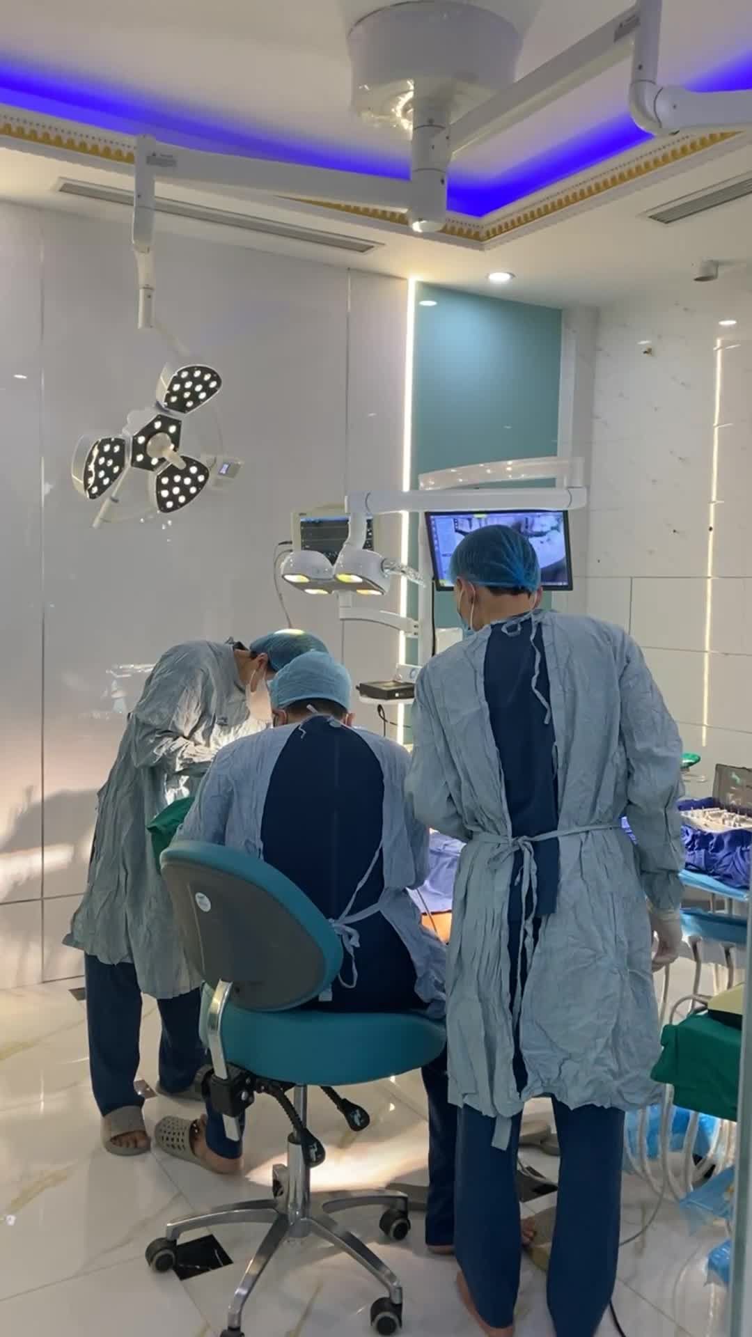 Trồng răng implant anh Lê Thanh Tùng 34 tuổi