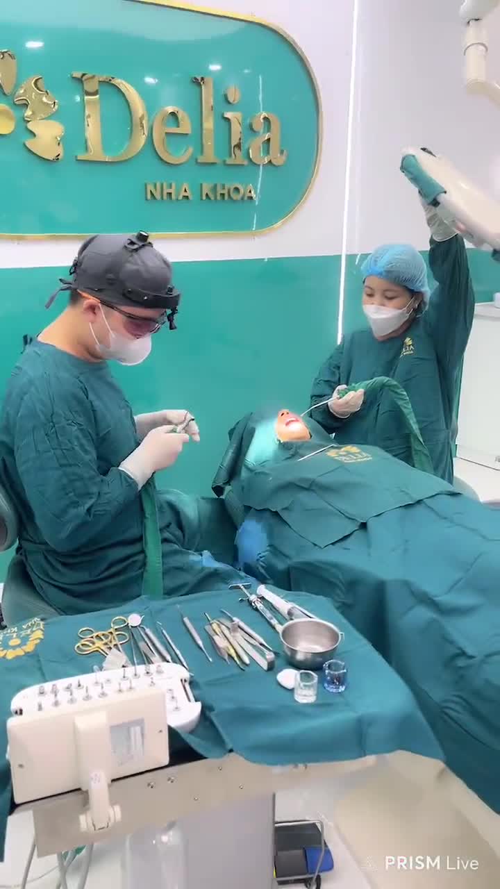 bác sĩ Nguyễn Xuân Việt cấy implant răng 16 cho khách hàng đến từ Hà Tĩnh