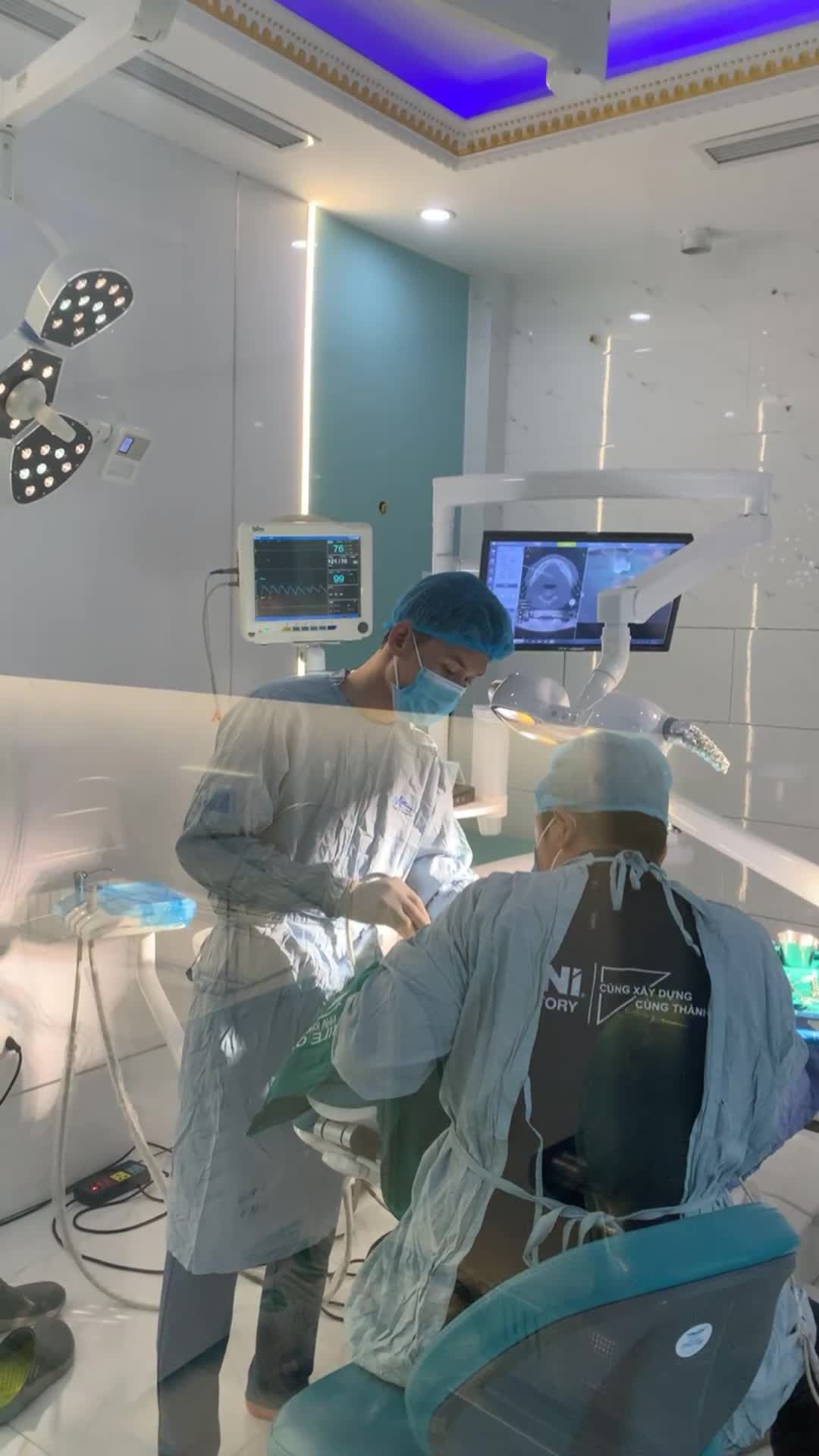 Ths.Bs Nguyễn Tuấn Dương Cộng Sự - Nha Khoa Smile One đang thực hiện ca trồng răng implant cho chị khách hàng Việt Kiều đến từ HongKong