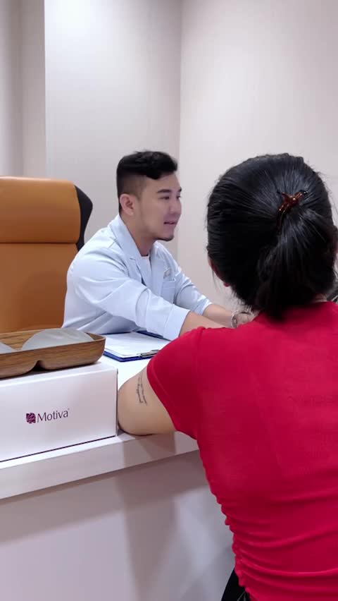 Cô bé áo đỏ bước vô: “Anh ơi, làm sao để mũi em đâm thủng trái tim crush?”
