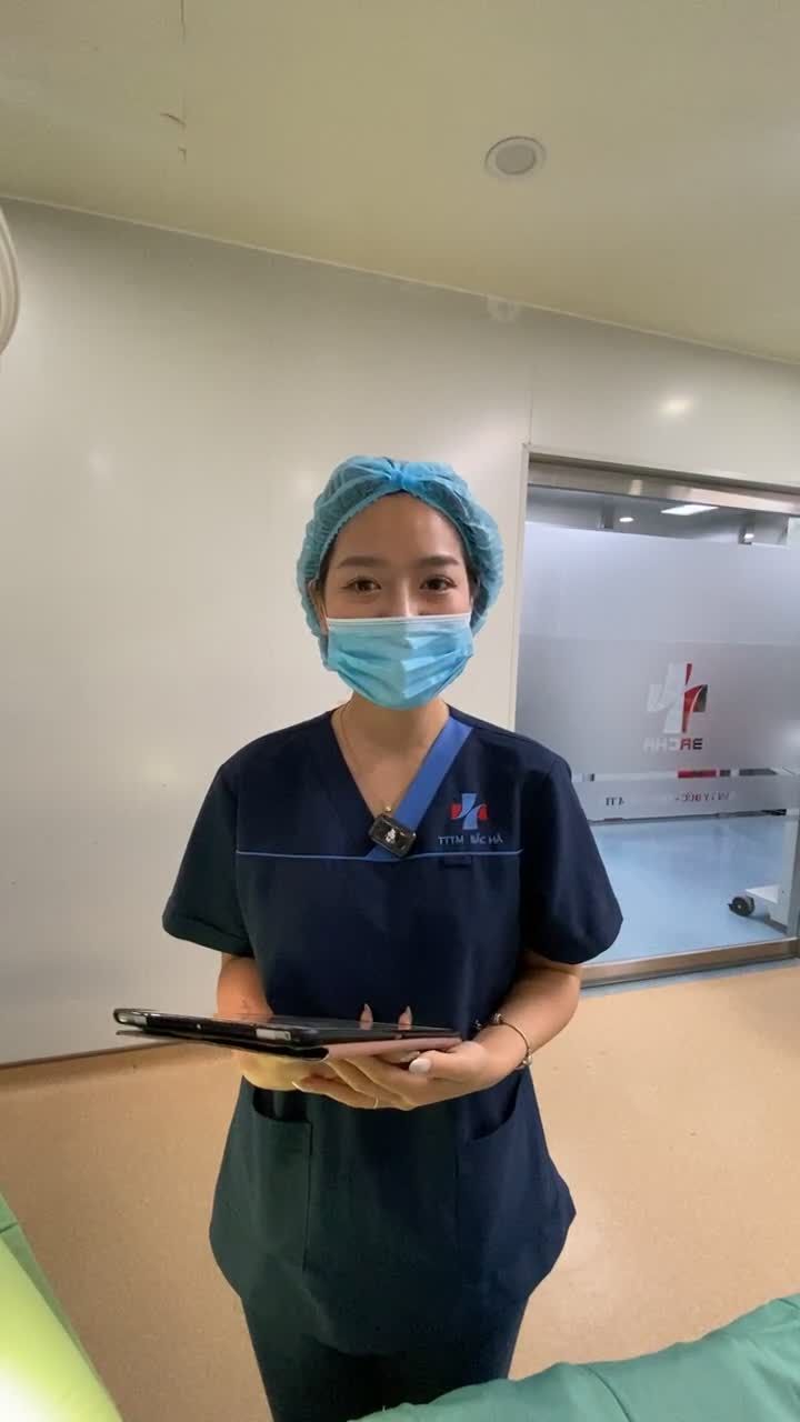 V1 gặp tình trạng, nhỏ, ít mô tuyến và tập trung phía dưới bầu ngực.