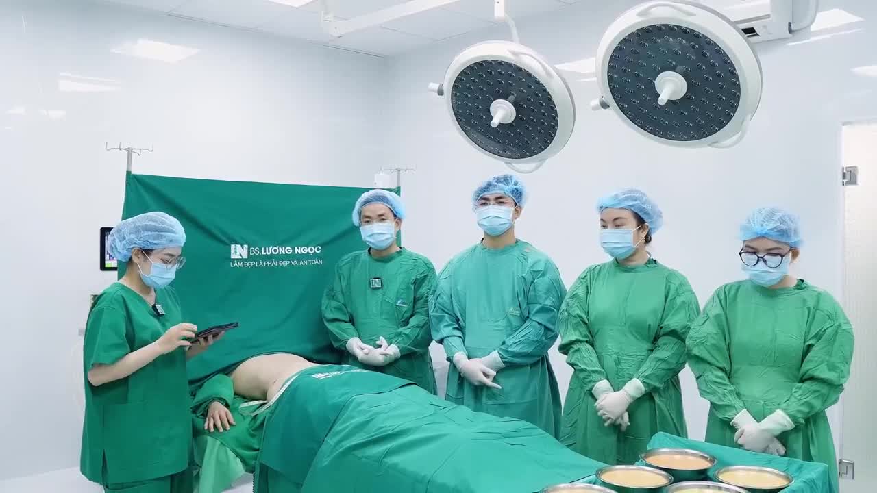 Chị B (đã sinh 2 bé, đến từ Canada), với tình trạng vòng 2 không có thắt eo và khi nhìn ở góc nghiêng 90 độ có thể thấy rõ sự chảy xệ của da bụng và mỡ thừa ở bụng dưới.