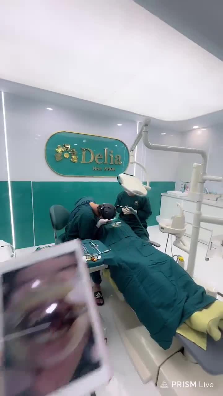 Bác sĩ Việt thực hiện trồng 3 trụ Implant OSSTEM cho cô khách hàng từ Hải Phòng