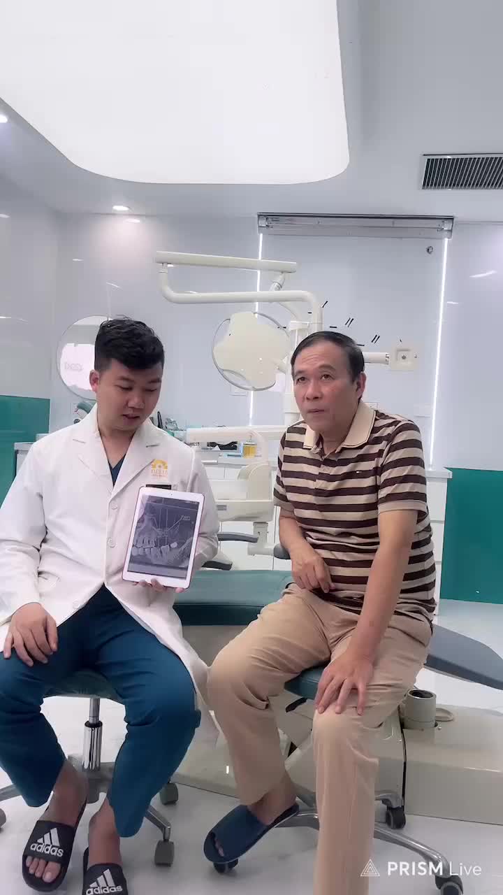 Bác sĩ Nguyễn Xuân Việt thăm khám cho chú diễn viên Đỗ Kỷ trước khi thực hiện thủ thuật trồng răng implant
